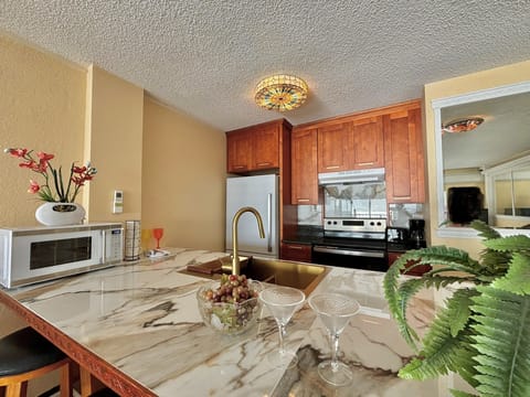 Sumptuous well equipped full kitchen!
