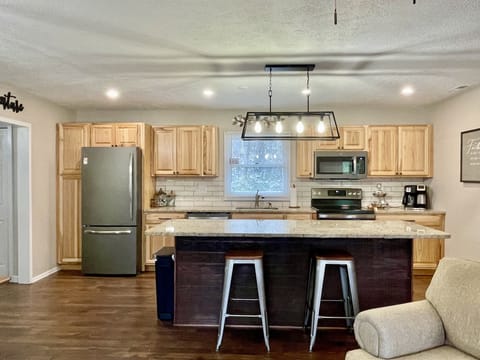 seating for two at the bar. The dining table will accommodate up to 6.