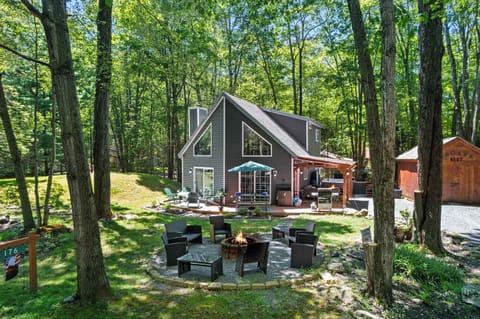 Your perch at Eagle’s Nest awaits — relax in the hot tub, gather by the fire pit & lounge on the deck beneath the trees! 🦅🛁🔥🌲