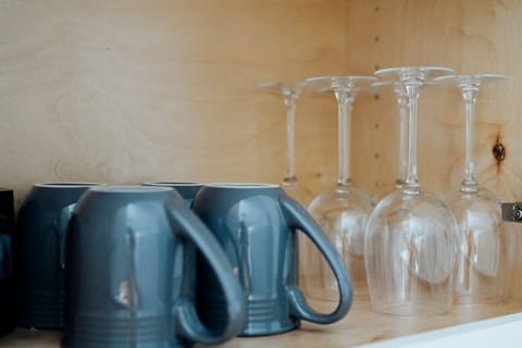 From coffee warmth to water’s cool touch.