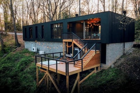 Hot tub, outdoor shower, bev fridge