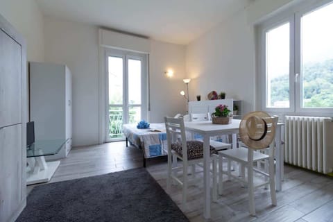 living room Casetta di Elie - Solo Affitti Brevi very bright studio apartment with dining table