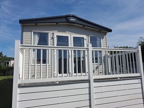 This 6 berth, dog-friendly holiday home at Carlton Meres Holiday Park in Saxmundham, Suffolk is perfect for family holidays and relaxing getaways.