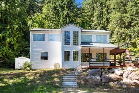 Private home set in the wooded hillside of Mount Schweitzer.