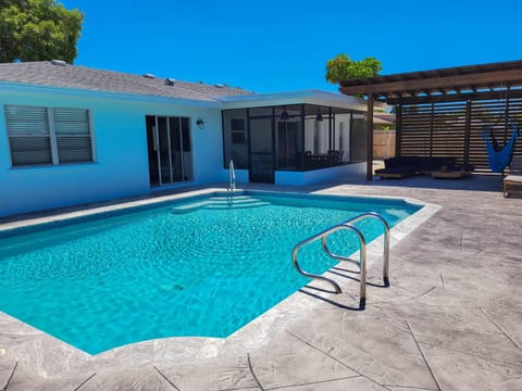 Coastal home w/ Heated Pool Near Anna Maria Island