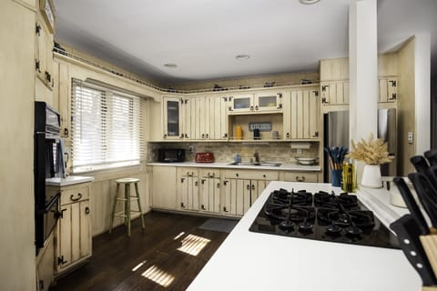 Large Open Kitchen-Gas Stove