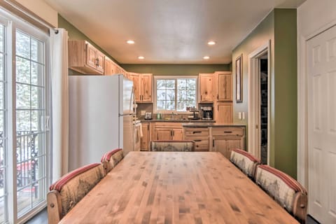 Dining Table | Dishware Provided