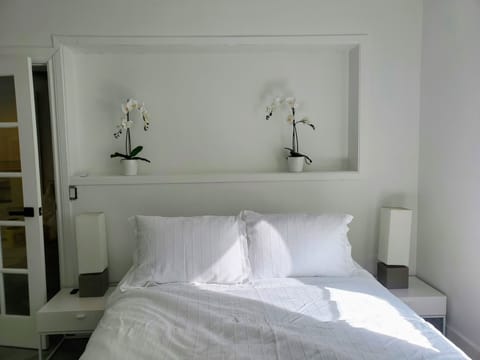 Bedroom 1 - Queen Bed