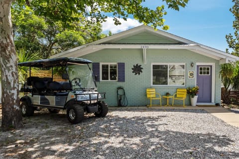 Your cute beach bungalow right on 30A!