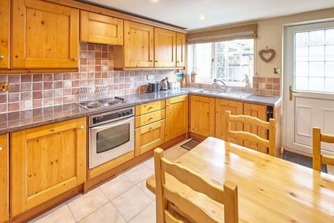 Honeysuckle Cottage, Moorsholm - Host & Stay