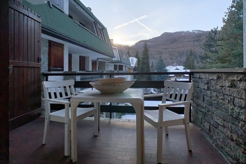 Large Balcony Apartament La Pigna - Solo Affitti Brevi “Table With Chairs“