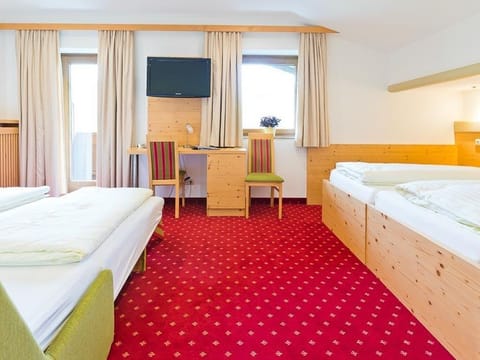 Triple room, shower, WC, mountain side - Hotel Sportalm Hintermoos House in Salzburgerland