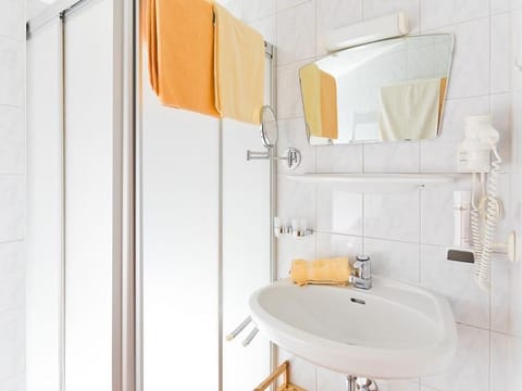 Triple room, shower, WC, mountain side - Hotel Sportalm Hintermoos House in Salzburgerland