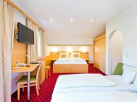 Four-bed room, shower, WC, garden side - Hotel Sportalm Hintermoos House in Salzburgerland