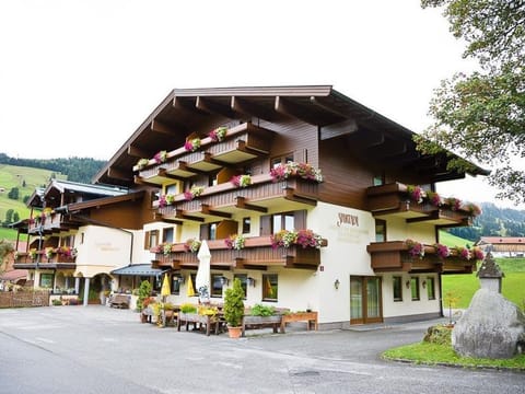 Four-bed room, shower, WC, garden side - Hotel Sportalm Hintermoos House in Salzburgerland