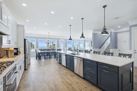 Fully equipped kitchen & plenty of counter space to help make meal prep a snap.