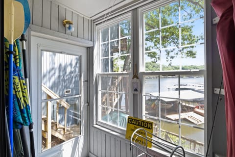 Greet the lakeside through the lake entryway, complete with your beach towels and all of your lake needs!