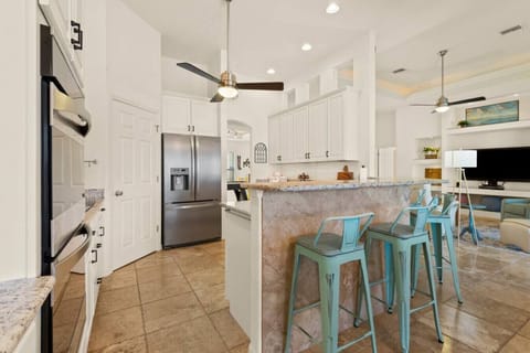 Gorgeous open floor plan. New appliances, large walk-in pantry for your use.