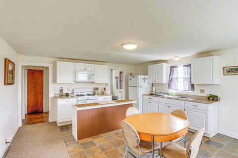 Kitchen | Coffee Maker | Dishware & Flatware | Blender | Toaster | Spices