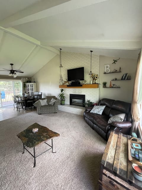 Living room (upstairs)