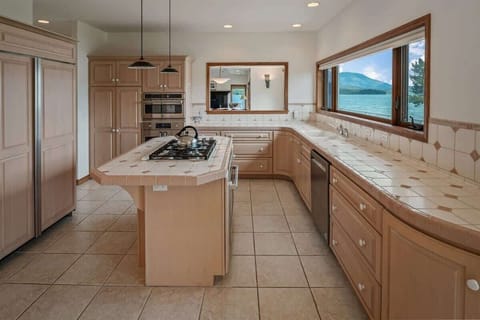 Plenty of kitchen storage.