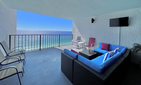 Be Our Guest!  Great Covered Balcony with TV 