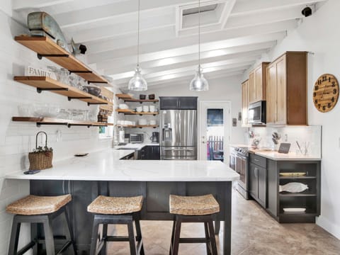 Kitchen - Breakfast Bar Seats 3 - Floor 1