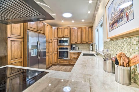 Full Kitchen | 1st Floor | Glass-Top Range | Fridge w/ Ice Maker | Dishwasher