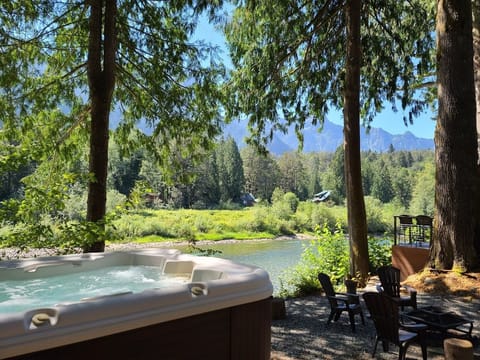 Brand-new riverfront hot tub!