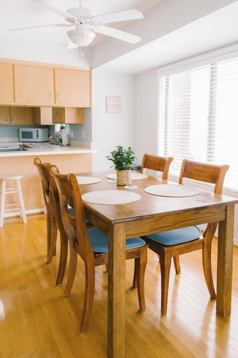 Dining room area; perfect for conversations over dinner. 