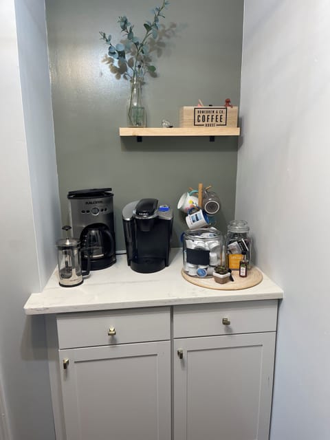 Coffee/ Tea Bar w/ Ground and K cups