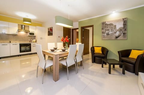 |  Bayside Apartments, Black | 