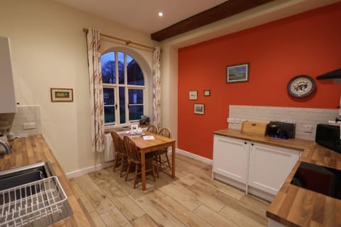 Pond cottage kitchen/dining area