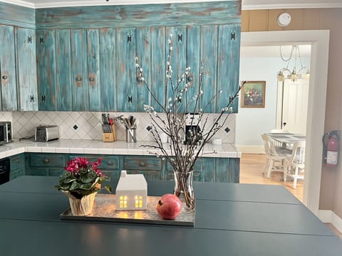Kitchen w large island
