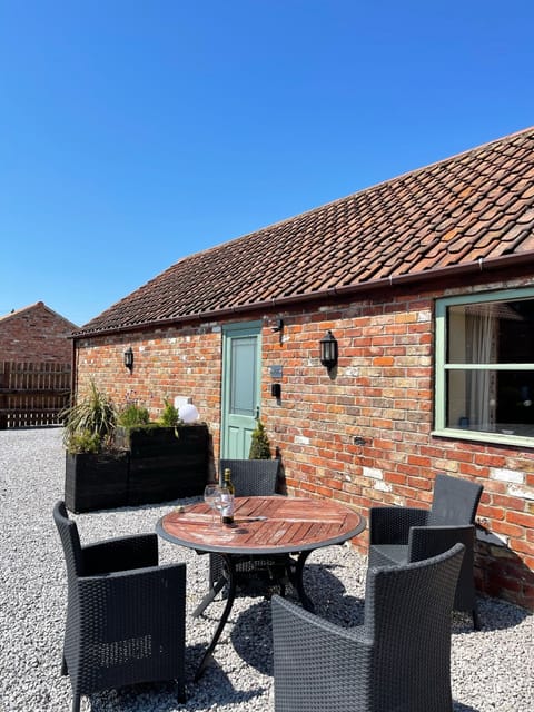 Lovely single storey cottage with 2 bedrooms. Well equipped with outside seating