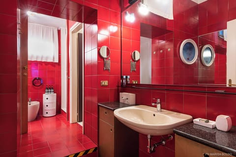Ante-bathroom made several decades ago of Venetian Red tiles, ph Marisa Boldo