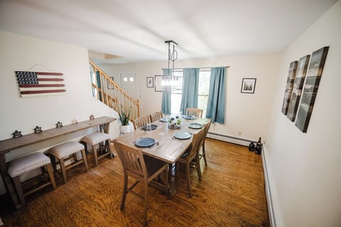 Large dining room for your family gathering. (1)