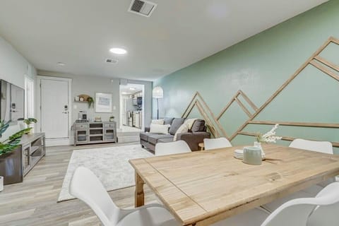 Seamless Flow: Dining Area, Living Room, and Kitchen in Close Proximity - Convenience Tailored Just for You!