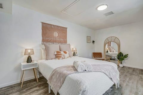 The Queen bedroom is perfectly set up with an ultra-comfortable bed, soft high-end sheets, and a cozy area for getting ready in the mornings!