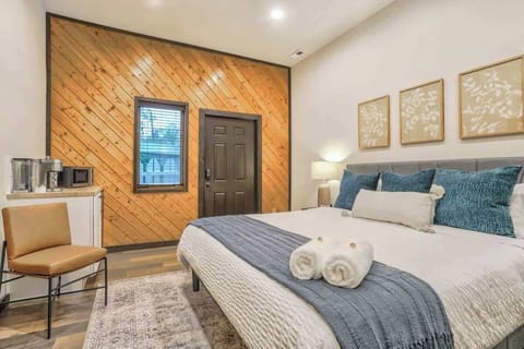 Enjoy returning after a long day of hiking or exploring the town to an ultra comfortable King bed and fresh linens!