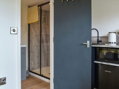 Shower room | Honeypot Lodge - Sunny Pooh Corner, Beaworthy