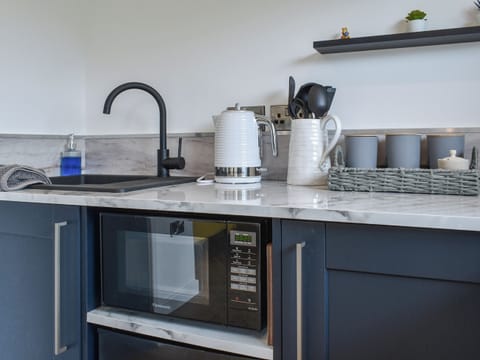 Kitchen/diner | Honeypot Lodge - Sunny Pooh Corner, Beaworthy