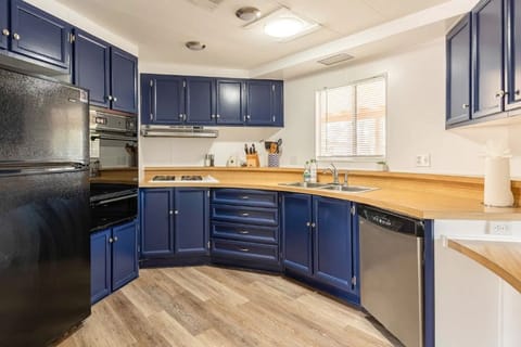 Full Kitchen with gas stove and oven