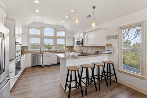 PI07: Island Breeze | Top Level Kitchen