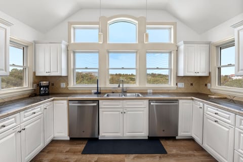 PI07: Island Breeze | Top Level Kitchen