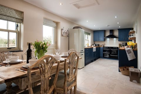 Goose Cottage - spacious open-plan kitchen and dining area to seat six