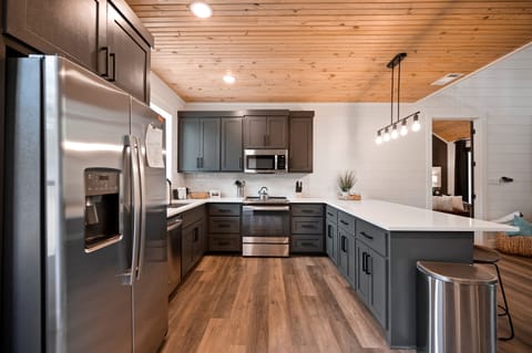 Fully equipped kitchen with granite counters & stainless appliances 🍳