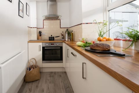 Fully equipped kitchen - Eastleigh Cottage