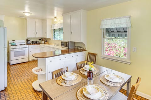 Dining Area & Kitchen