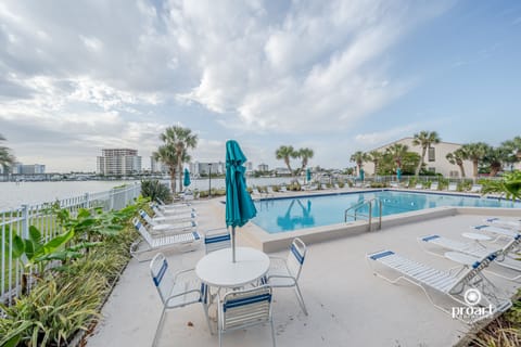 Outdoor pool with Golf view 